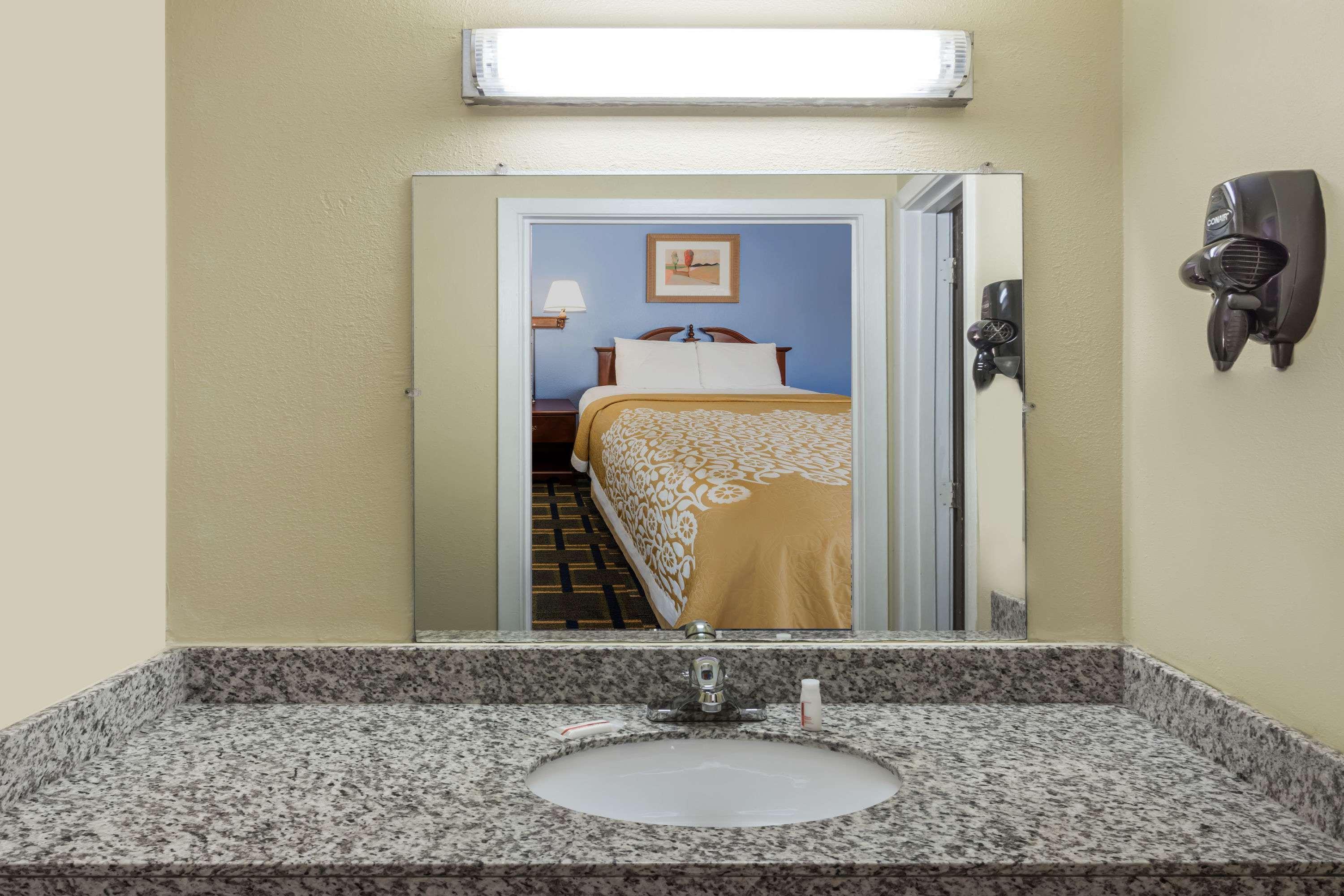 Days Inn By Wyndham Plymouth Zewnętrze zdjęcie